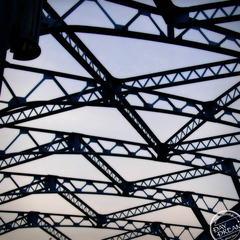 Iron frame that cuts sky in a zigzag line