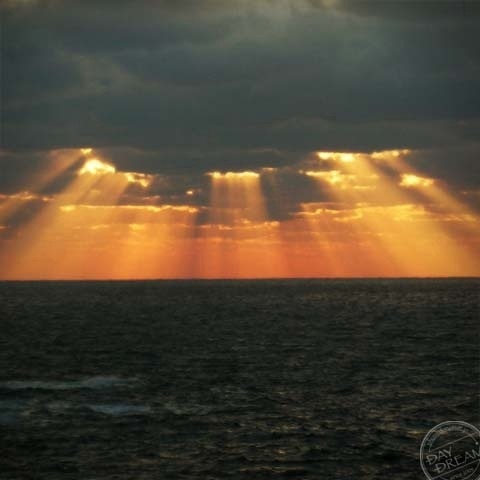 The sky of golden that swears...