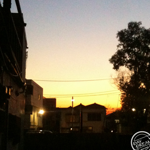 Empty gold in the west that clears sky